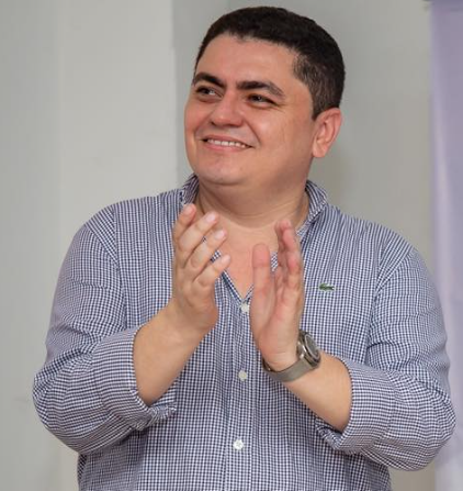 Cristian Arias aplaudiendo